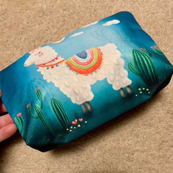 Adorable Llama makeup bag 🦙 - Picture 5 of 6